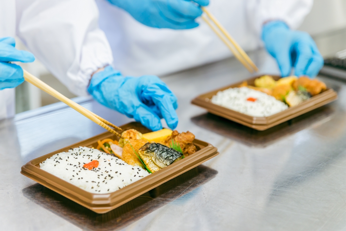 提携している弁当店での調理補助・製造サポート